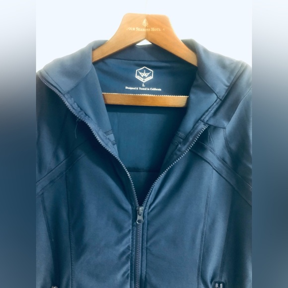 NWOT Athletic-wear “Active Queens” Navy Running Jacket - Picture 3 of 14